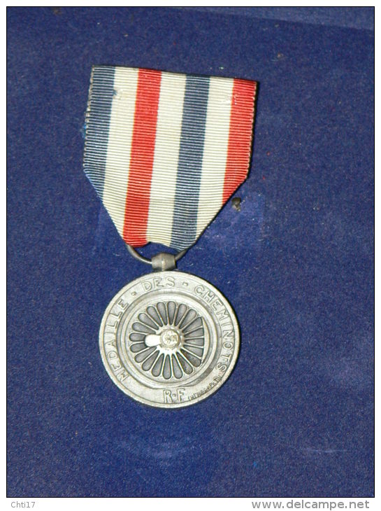 MEDAILLE DES CHEMINOTS  DE 1944 AVEC RUBAN  MODELE ARGENTE GARE TRAIN SNCF - Professionnels / De Société