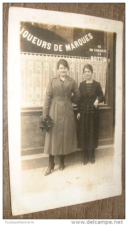 Carte Photo Cafe Avec Deux Jeunes Femmes - Liqueurs De Marques - Ici On Consulte Le Bottin - Cafés