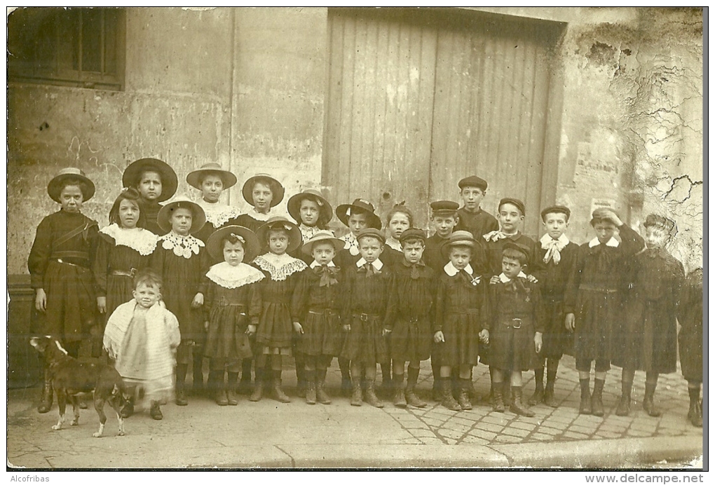 Theme Photo Genealogie  Photographie Ancienne Groupe D Enfants En Uniforme Ecoliers Devant Portail  Non Localisé - Généalogie