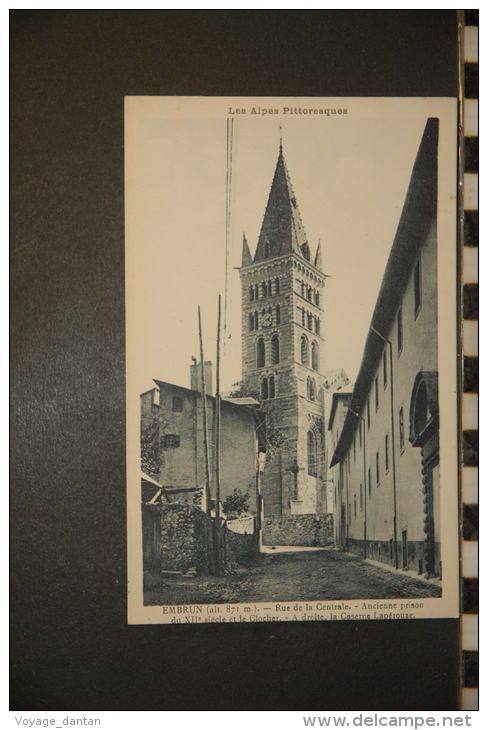 CPA Embrun Rue De La Centrale Ancienne Prison Du XII Siecle Et La Clocher A Droite La Caserne Laperouze - Embrun