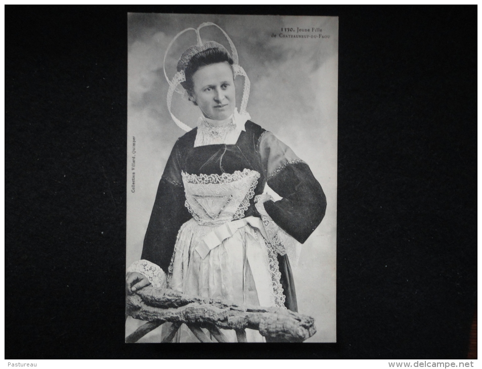 Jeune Fille De Châteauneuf - Du -  Faou , En Coiffe Et Costume. - Châteauneuf-du-Faou