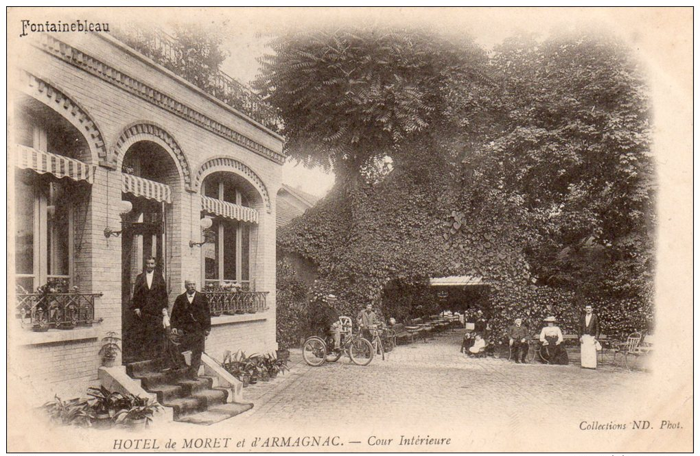 CPA... FONTAINEBLEAU...HOTEL DE MORET ET D'ARMAGNAC...COUR INTERIEURE...PRIX: 2,49 € - Fontainebleau