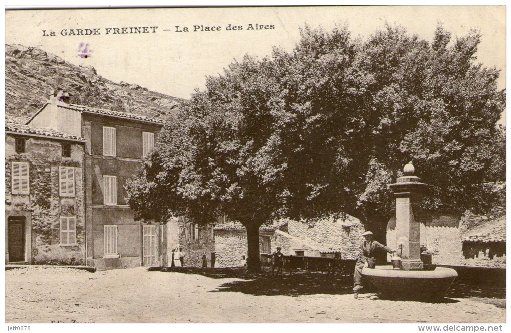 83 - VAR - LA GARDE FREINET - La Place Des Aires - 1930 - Très Bon état - 2 Scans - La Garde Freinet