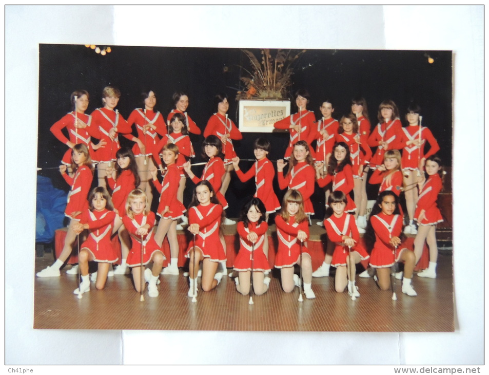 LES MAJORETTES D ERMONT / PHOTOGRAPHIE FORMAT CARTE POSTALE MODERNE AVEC TAMPON AU DOS DU CLUB - Ermont-Eaubonne