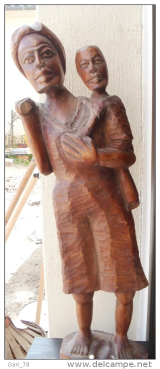 Grande Statue En Bois Sculpté, Femme Portant Son Enfant, Sac Dans Le Dos H 69 Cm - Bois