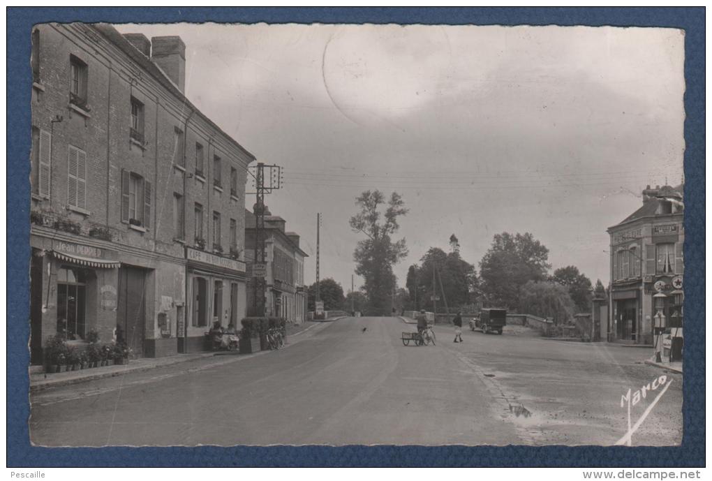 27 EURE - CP ANIMEE LE VAUDREUIL - LE BOUT DU PONT - MARCO - HOTEL / JEAN PERIER FLEURISTE / CAFE AU BON ACCUEIL - - Le Vaudreuil