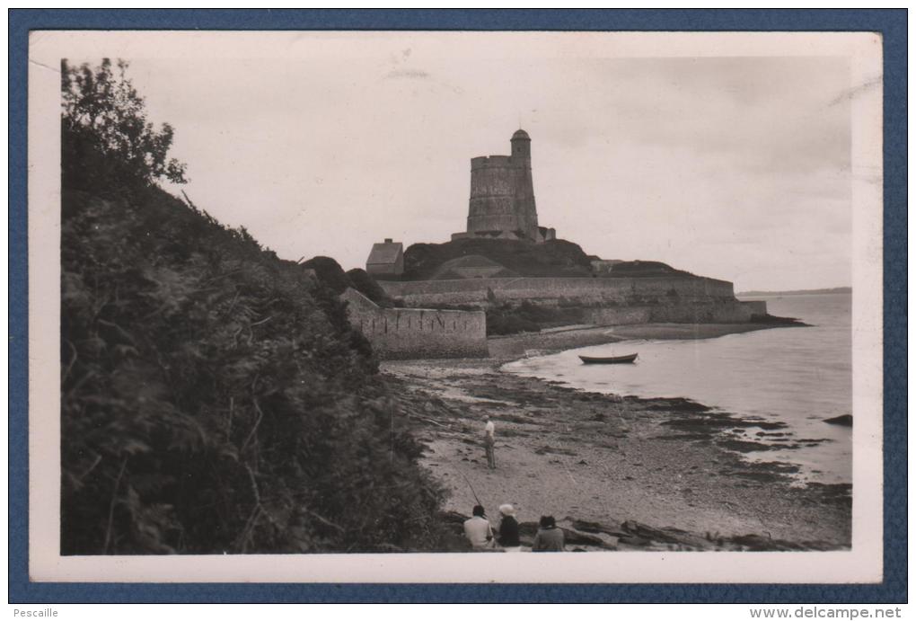 50 MANCHE - CP ANIMEE SAINT VAAST LA HOUGUE - LA HOUGUE A MER HAUTE - EDIT. NORMANDES LE GOUBEY N°52-503 - CIRCULEE 1953 - Saint Vaast La Hougue