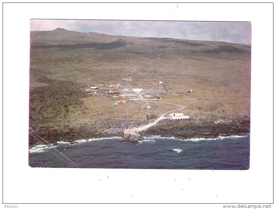 CPSM T.A.A.F - ILE AMSTERDAM - VUE AERIENNE DE LA BASE - 1973 - Timbre Canard Tortue Turtle - TAAF : Territori Francesi Meridionali