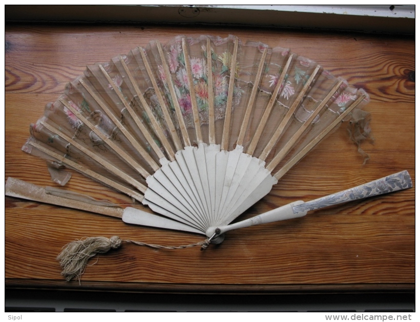 Vieil évantail En Bois Blanc  à Restaurer -decor Argent Tissu Décoré De Chrysnthèmes Et Paillettes Pompon D Origine - Fans