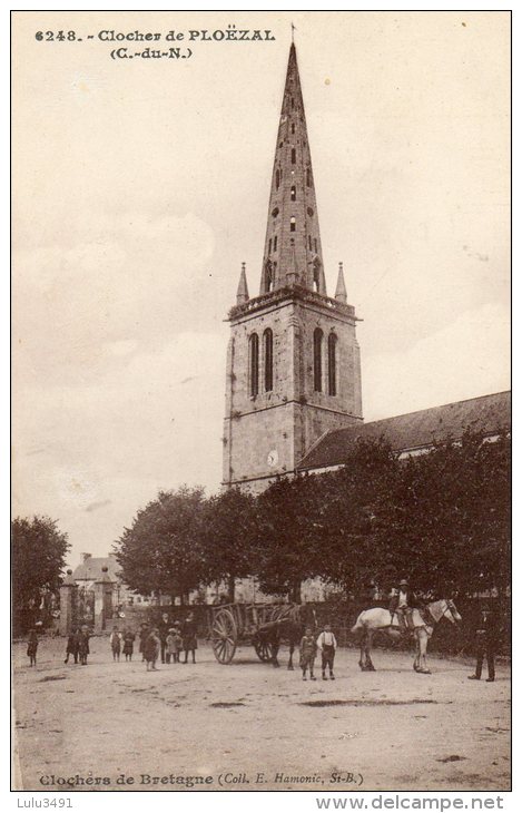 CPA-PLOËZAL (22) - L´Eglise Et Le Clocher De Ploëzal, Animation Sur La Place - Ploëzal