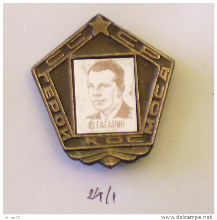 HEROES OF THE UNIVERSE - Yuri Gagarin First Astronaut In The World /old Soviet Picture Badge USSR SPACE Univers Universo - Espace