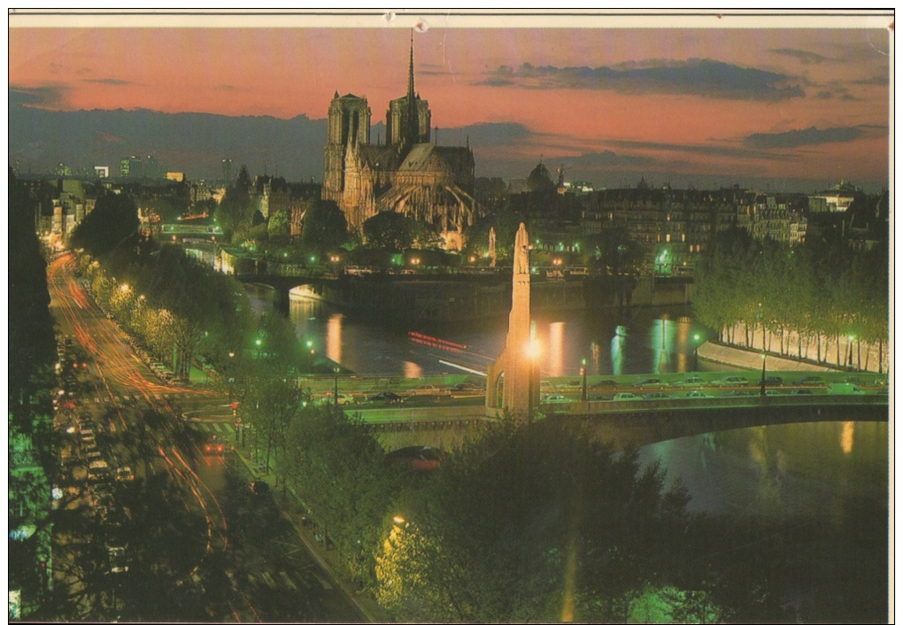 CPA 1266 CPSM 75 Paris, La Nuit - Vue Générale Sur L'Ile De La Cité - La Cathédrale Notre-Dame - Notre Dame De Paris