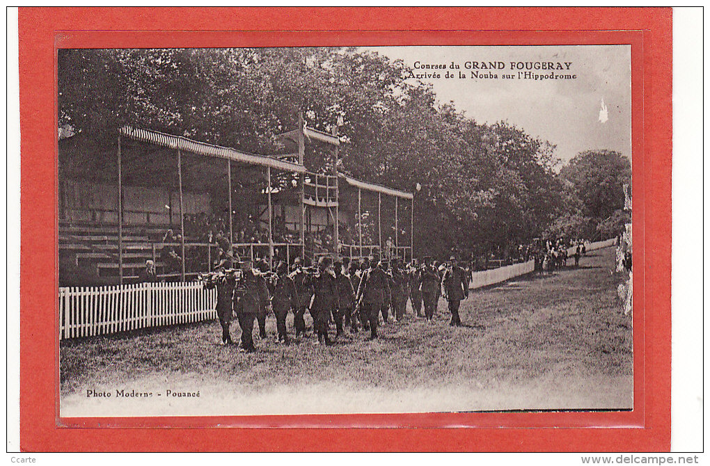 LE GRAND-FOUGERAY (35) / HIPPISMES / HIPPODROME / MUSIQUE / Hippodrome De La Belle Etoile/Les Tribunes/Défil&eacu - Autres & Non Classés