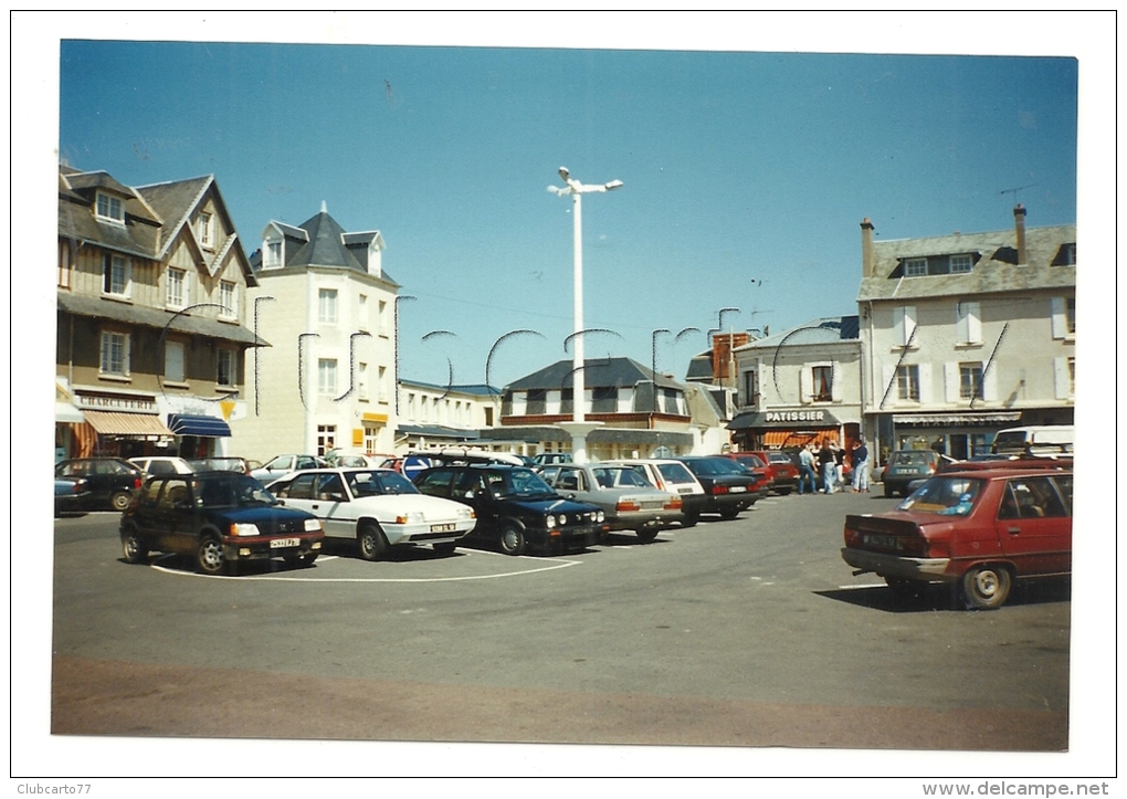 Agon-Coutainville (76) :  Photo Projet CP GF La Place Centrale Commerçante Vue Du Parking En 1992 (animé) RARE. - Andere & Zonder Classificatie