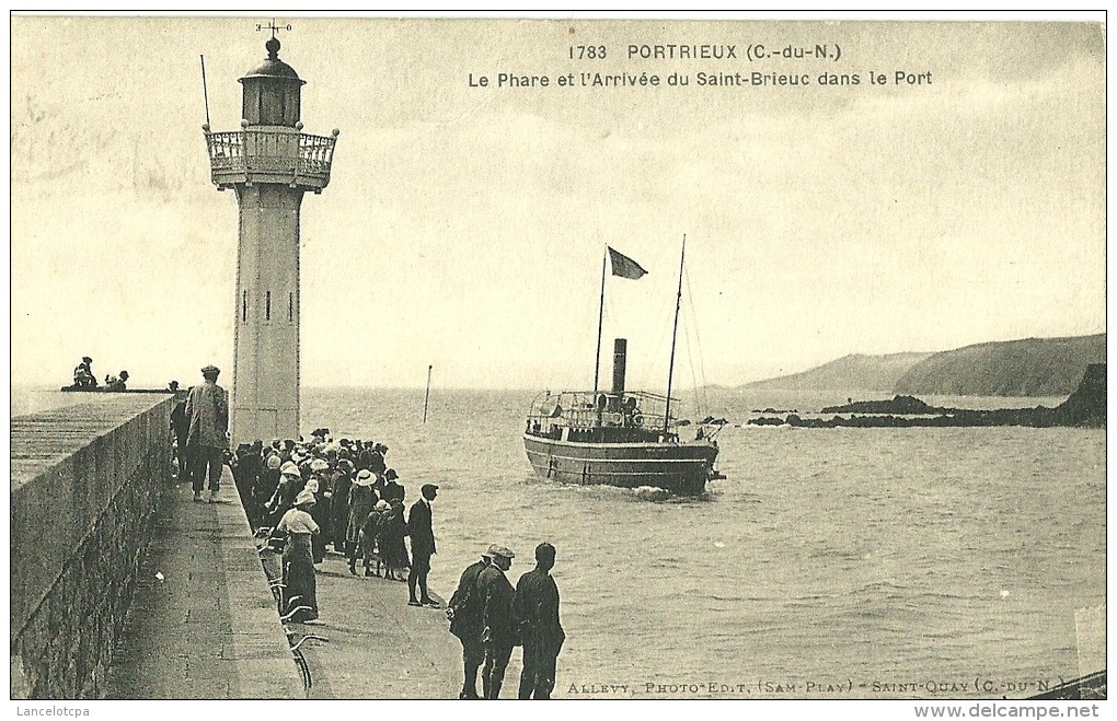 22 - PORTRIEUX / LE PHARE ET L'ARRIVEE DU SAINT BRIEUC DANS LE PORT - Saint-Quay-Portrieux