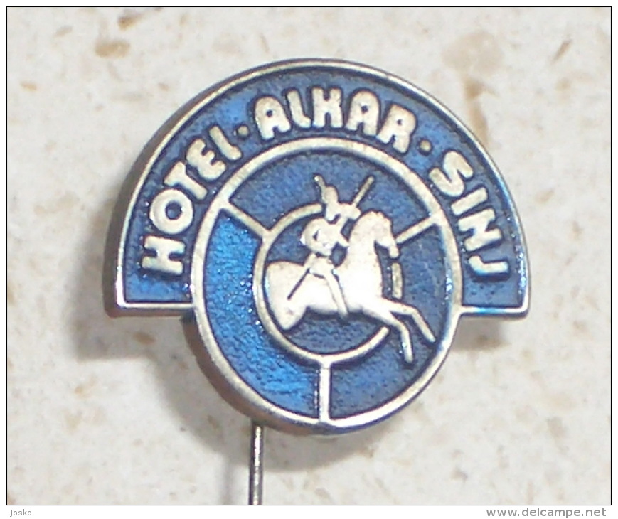 HOTEL ALKAR - SINJ   ( Croatia Pin  ) Badge Horse Cheval Pferd Cavallo Caballo Horseman Cavalier Distintivo - Trademarks
