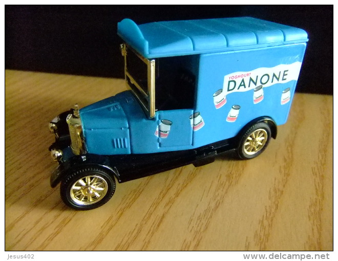 CAMION  CON PUBLICIDAD  DANONE - Corgi Toys