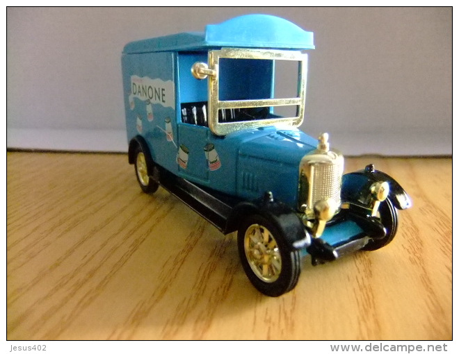 CAMION  CON PUBLICIDAD  DANONE - Corgi Toys