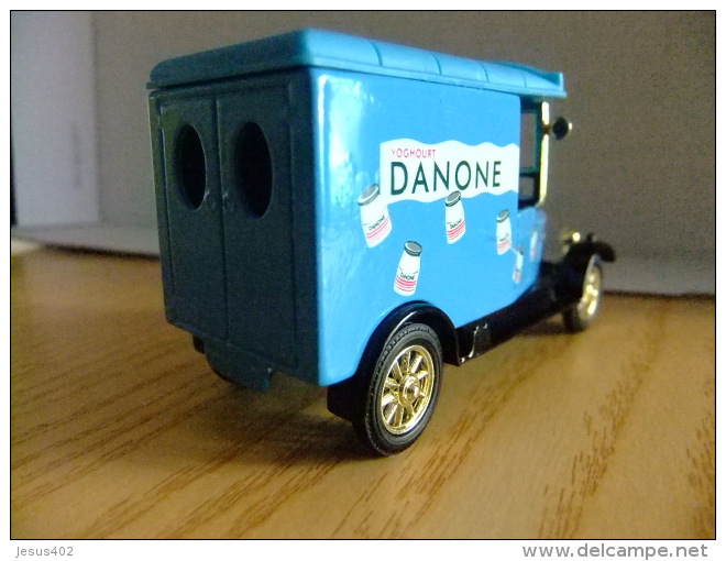 CAMION  CON PUBLICIDAD  DANONE - Corgi Toys