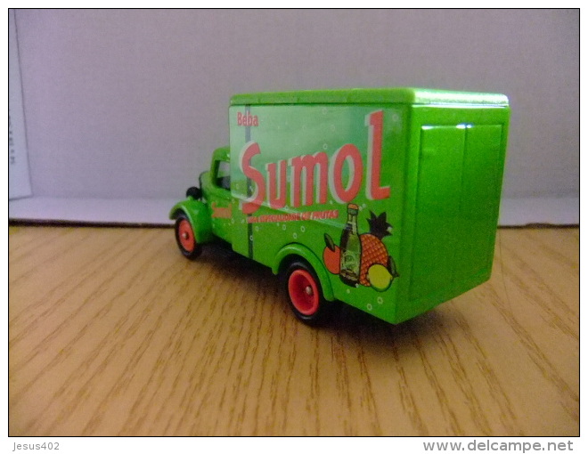 CAMION BEDFORD 30 CWT VAN CON PUBLICIDAD  SUMOL Una Especialidad En Frutas - Corgi Toys