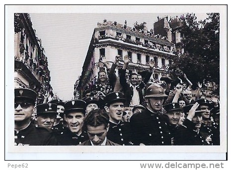 Libération De Paris-1944-au Coin De La Rue De Berry-les Champs Elysées- Cpm Repro - Police - Gendarmerie