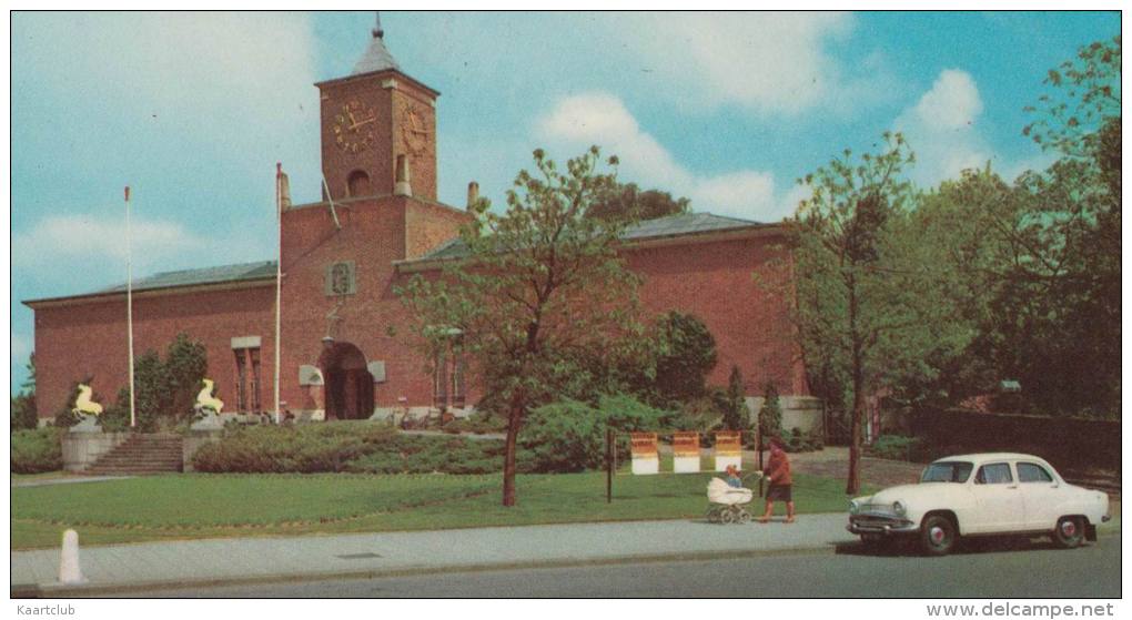 Eindhoven - Sted. Van Abbe Museum : SIMCA ARONDE 1300, VROUW & KINDERWAGEN - Straatscene (1965)  - Holland - Voitures De Tourisme