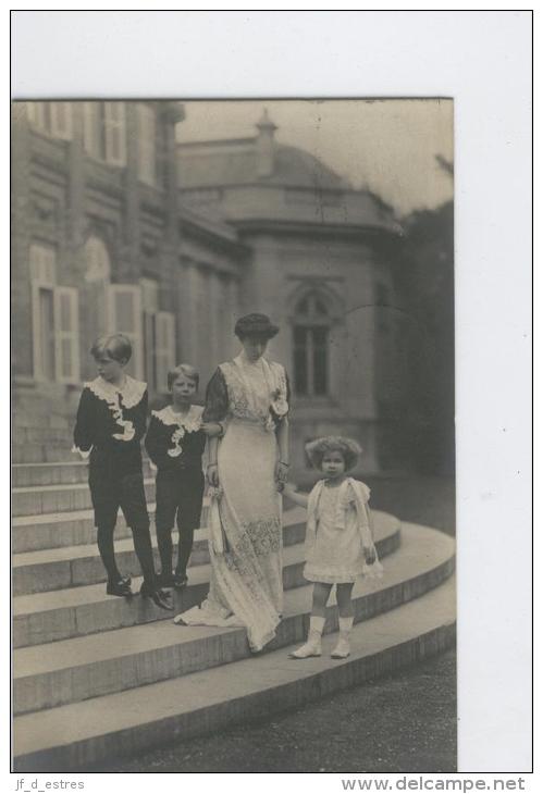 Sa Majesté La Reine Elisabeth Et Ses Enfants. Cliché Boute 1911. V.G. Bruxelles N° 109 - Familles Royales