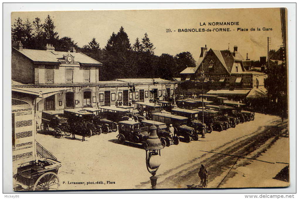 BAGNOLES DE L´ORNE--1928--Place De La Gare (petite Animation,nombreuses Voitures Anciennes,taxis) N°29 éd Levasseur - Bagnoles De L'Orne