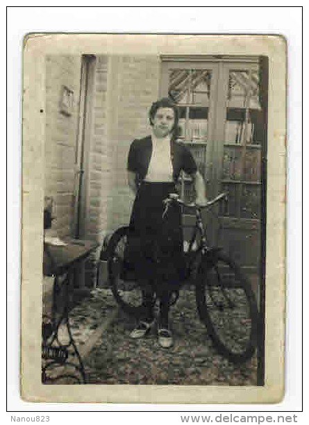 PHOTO ORIGINALE Non Dentelée Année 1938 : " Nelly Et Son Vieux Vélo " - A Localiser Et à Identifier - Cyclisme