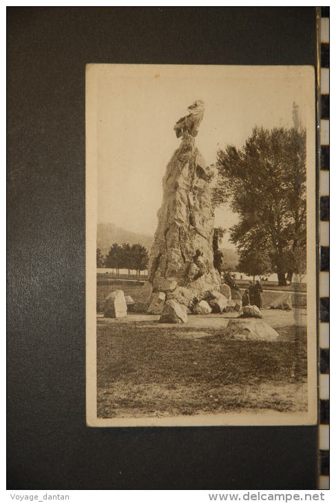 03- VICHY   NOUVEAU PARC  MONUMENT ELEVE A LA MEMOIRE DE L'AVIATEUR GILBERT  416   IDEAL   VOYAGEE 1929 - Vichy