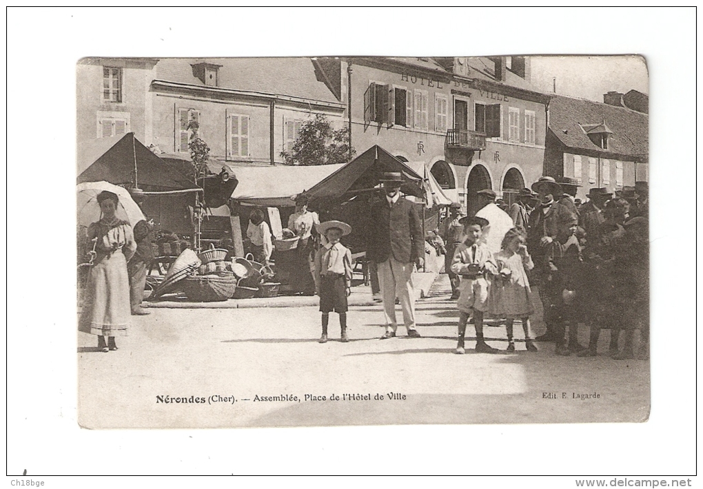 CPA : 18 - Cher - Nérondes : Assemblée Place De L'Hôtel De Ville : Animation - Mairie - Etals .... - Nérondes