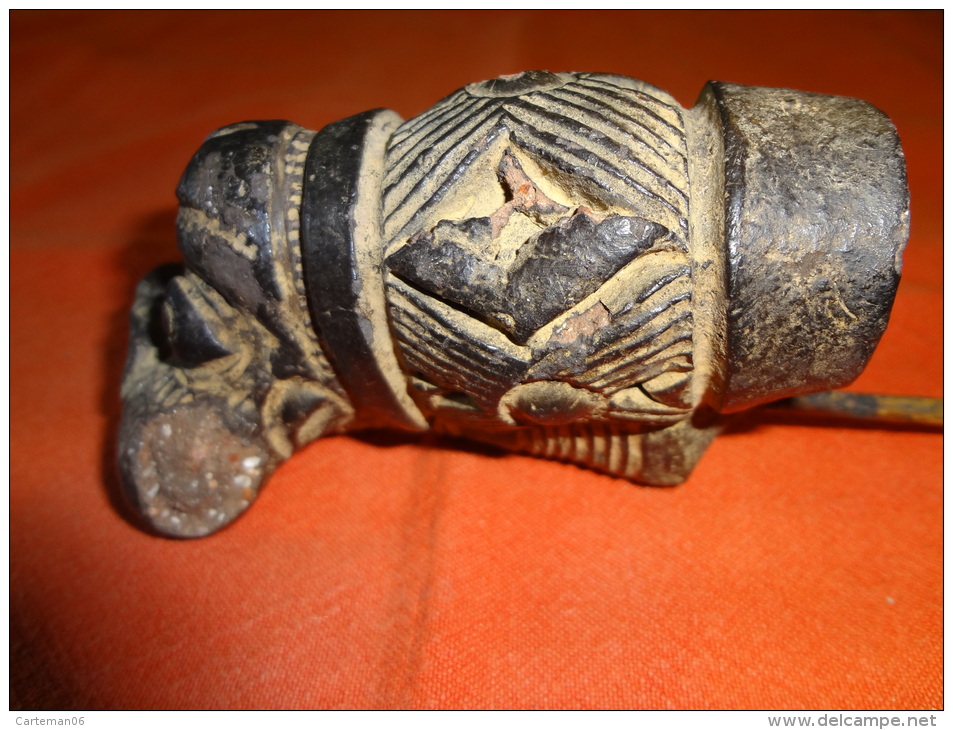 Ancienne Pipe En Terre Cuite Bamoun - Bamun - Anthropomorphe (Cameroun) - Afrikaanse Kunst