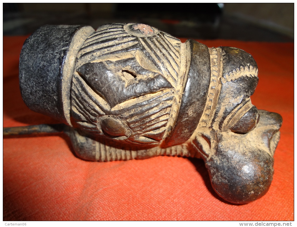 Ancienne Pipe En Terre Cuite Bamoun - Bamun - Anthropomorphe (Cameroun) - Art Africain