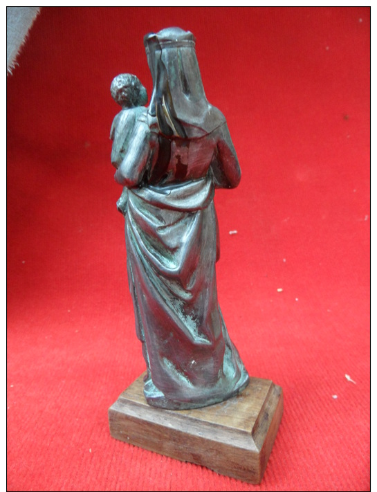 Vierge A L´enfant En Métal Et En Trés Bon état Hauteur Avec Socle 15 Cm - Religion & Esotérisme