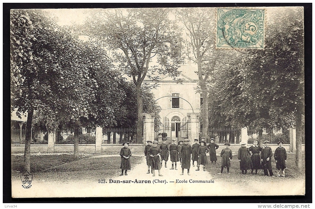 CPA ANCIENNE- FRANCE- DUN-SUR-AURON (18)- L'ECOLE COMMUNALE AVEC TRES BELLE ANIMATION GROS PLAN- TILLEULS- - Dun-sur-Auron