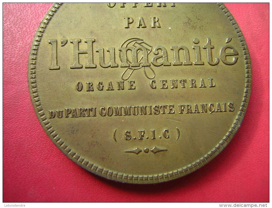 MEDAILLE BRONZE 94 GRAMMES SIGNEE R PELLETIER  MARCEL CACHIN OFFERT PAR L´HUMANITE ORGANE CENTRALE  DU PARTI COMMUNISTE - Professionnels / De Société