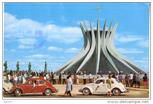 Brésil Brasilia Cathédrale   Voitures Coccinelles WW état Moyen - Brasilia