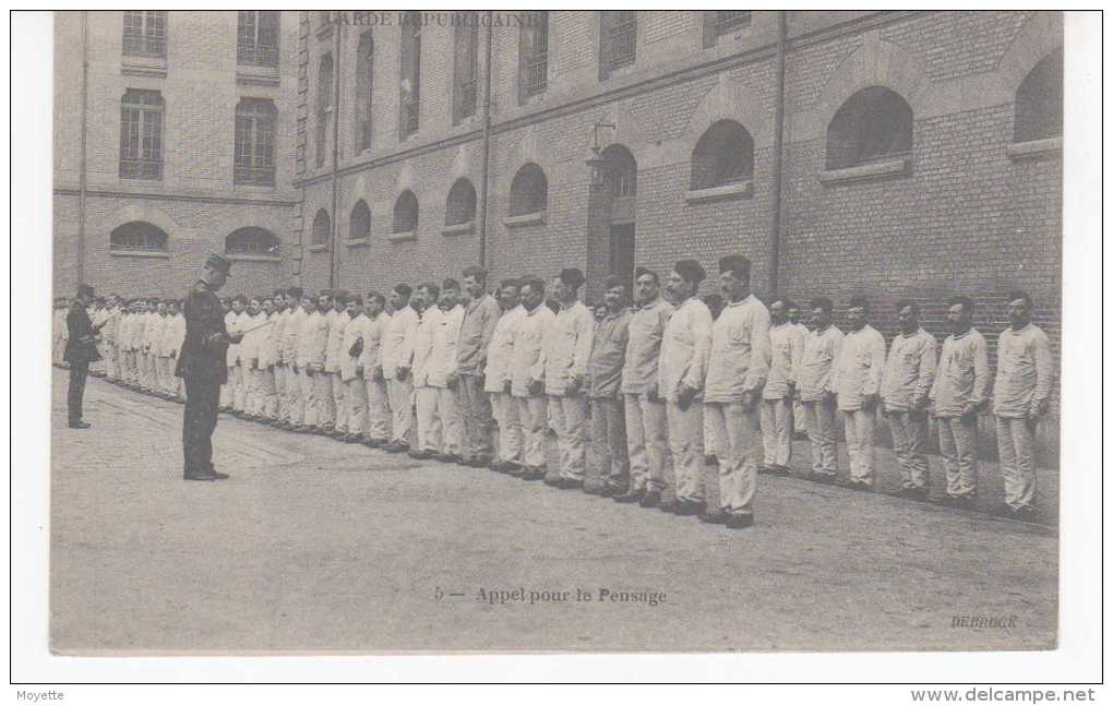 CPA-MILITAIRES-LA GARDE REPUBLICAINE-APPEL POUR LE PESAGE-ANIMEE-MILITAIRES ALIGNES AU GARDE A VOUS - Uniformes