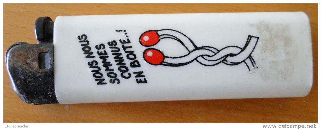 Briquet Humour, Jeu De Mot / Allumettes Enlacées, Amour / Nous Nous Sommes Connus En Boite / Made In France - Autres & Non Classés