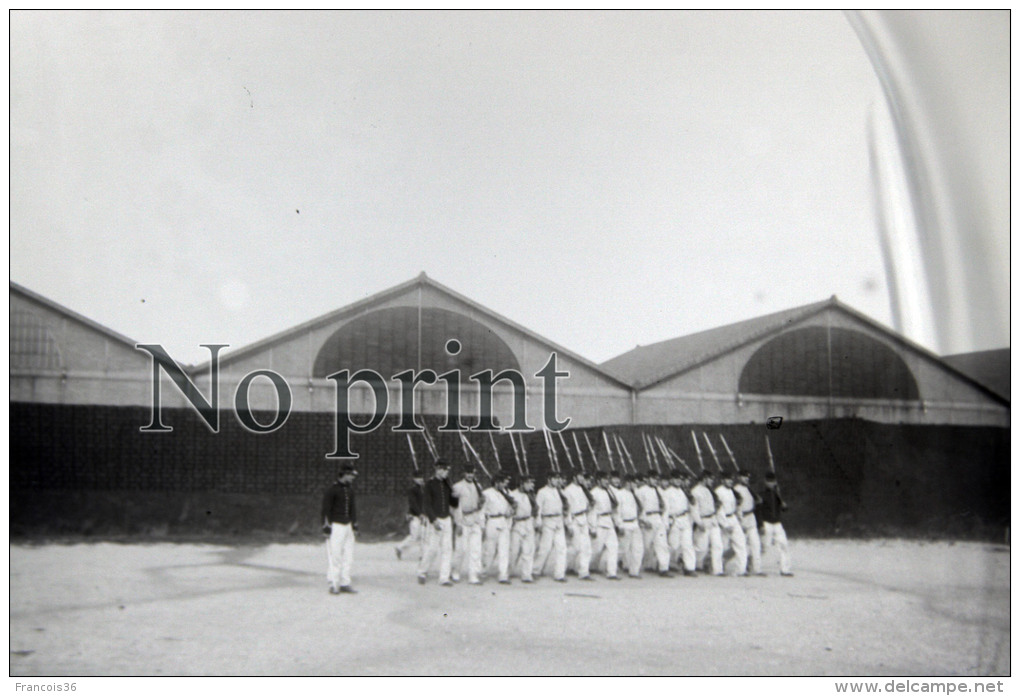 Lyon 1901  Fort Lamothe - Groupe  De Tirailleurs Devant La Caserne - Plaque De Verre Photo Photographie Militaire - Plaques De Verre