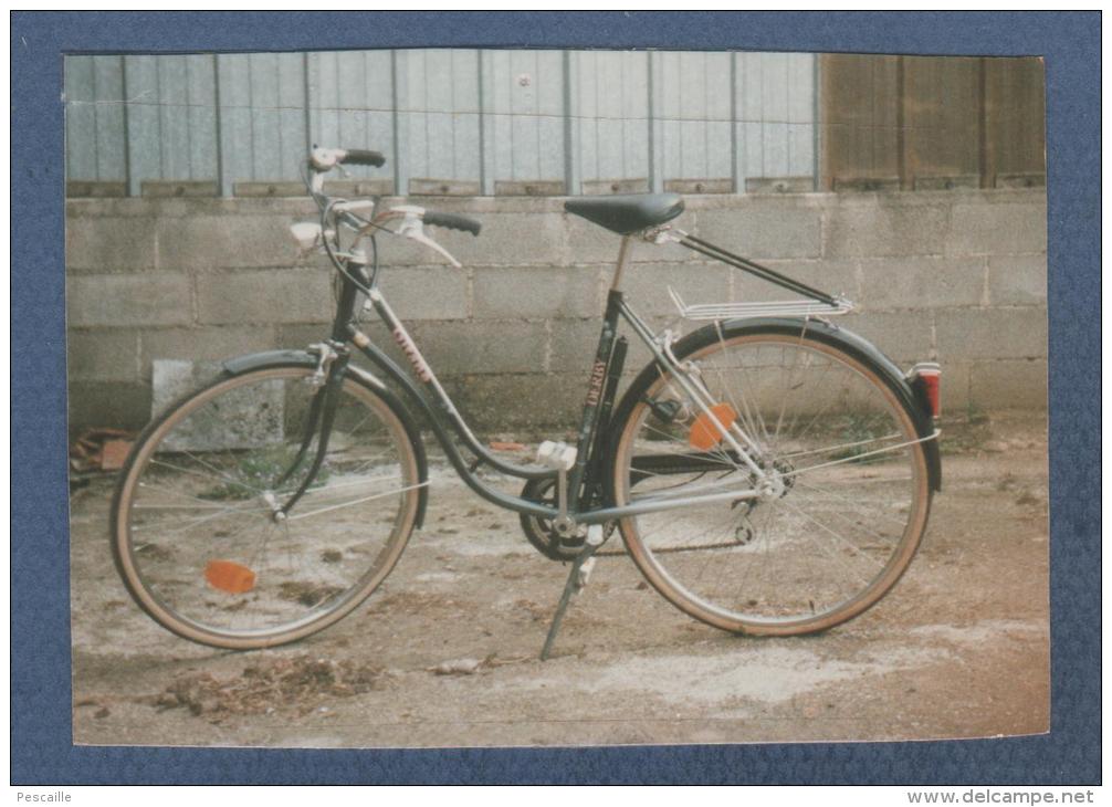 PHOTOGRAPHIE ORIGINALED'UN VELO  - 9.8 X 6.8 Cm +/-      - DERBY / GITANE - Cyclisme