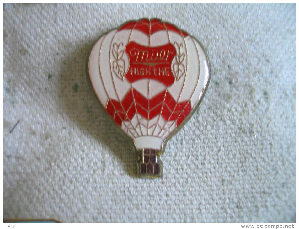 Pin's Montgolfiere De Couleur Rouge Et Blanche - Montgolfières