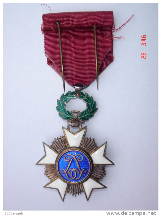 Médaille -  Belgique -  Chevalier De L'Ordre De La Couronne. Modèle 1898. Manque D'émail Bleu - Autres & Non Classés