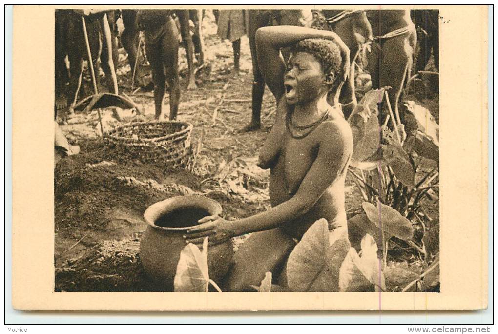 OUBANGUI-CHARI  - Femme Boubou Devant L'urne Funéraire De Son Mari. - Centrafricaine (République)