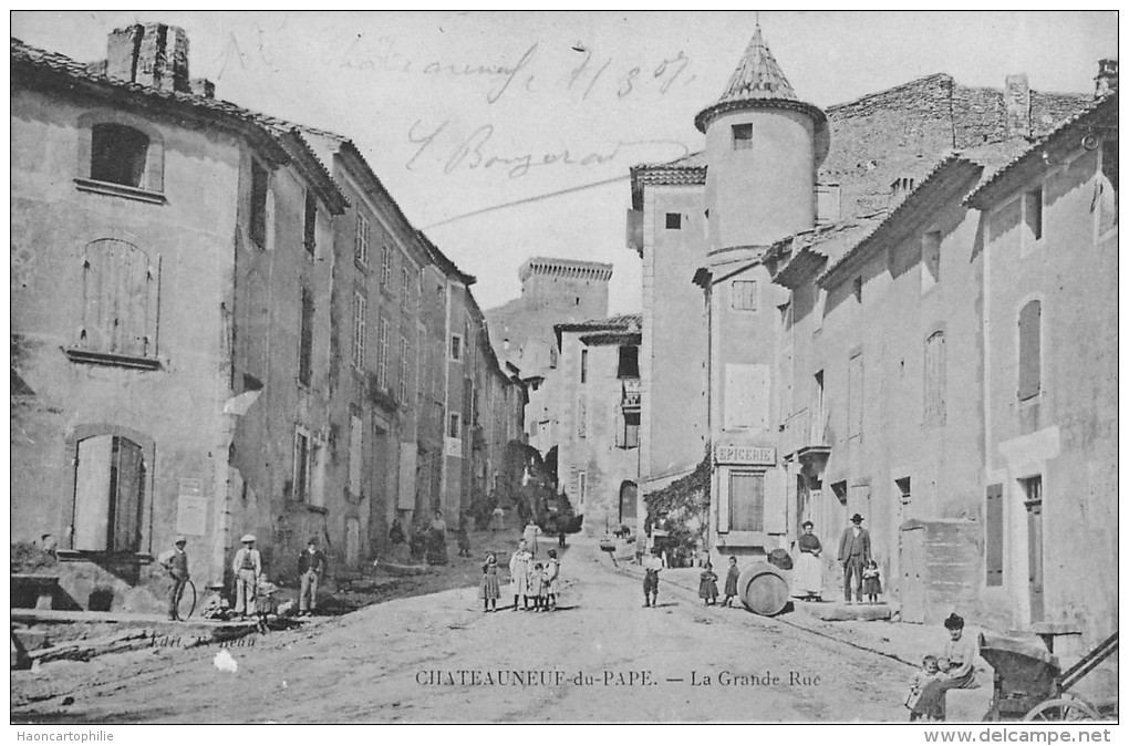Chateauneuf Du Pape : La Grande Rue - Chateauneuf Du Pape