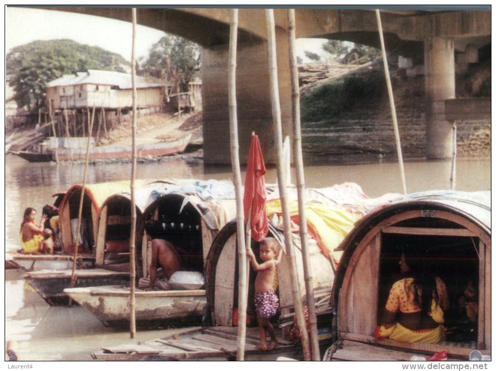 (158) Bangladesh - River Boat Housing - Bangladesh