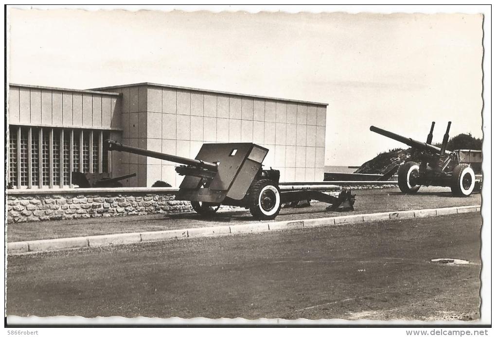 CARTE POSTALE PETIT FORMAT ORIGINALE PHOTO DENTELEE ARROMANCHES SOUVENIRS DU DEBARQUEMENT DU 06 JUIN 1944  CALVADOS (14) - Arromanches