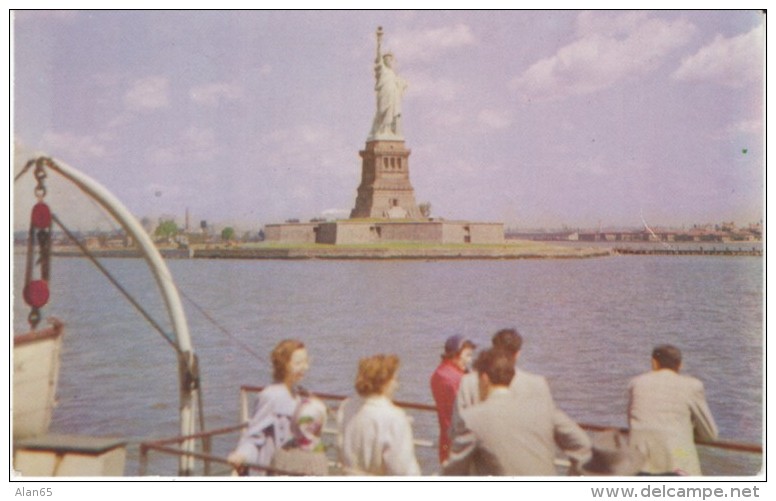 New York NY New York, Statue Of Liberty Island People On Boat, C1940s/50s Vintage Postcard - Estatua De La Libertad