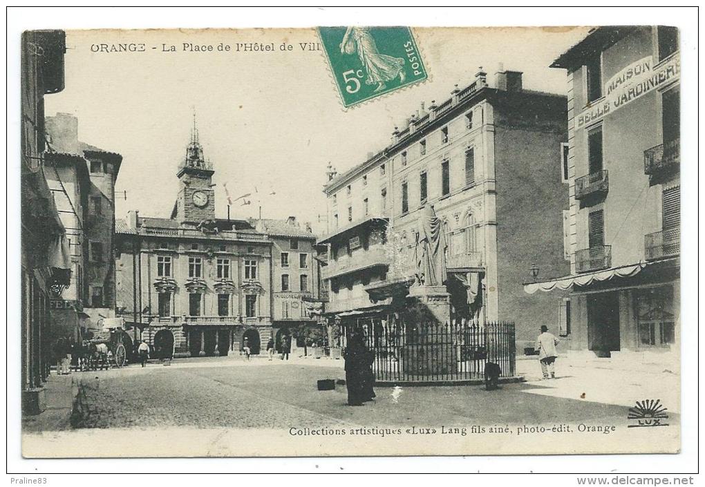 CPA -ORANGE -LA PLACE DE L' HOTEL DE VILLE -Vaucluse (84) -Circulé  -Animée -Coll. Art. "Lux" Lang - Vienne