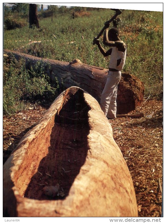 (681) Malawi - Man Carving A Canoe - Malawi